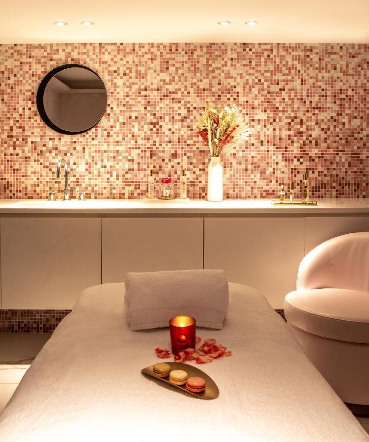 Fauchon L'Hotel Париж Экстерьер фото A treatment room at the spa
